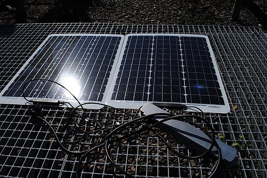 Foto: Mit Balkonsolar können auch Mieterinnen und Mieter zu Hause den Sonnenstrom nutzen.