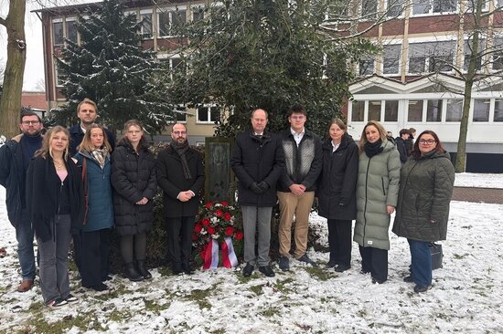 Mit einer Kranzniederlegung vor dem Denkmal am Städt. Gymnasium wurde der Opfer des Holocaust gedacht. Foto: Mit einer Kranzniederlegung vor dem Denkmal am Städt. Gymnasium wurde der Opfer des Holocaust gedacht.