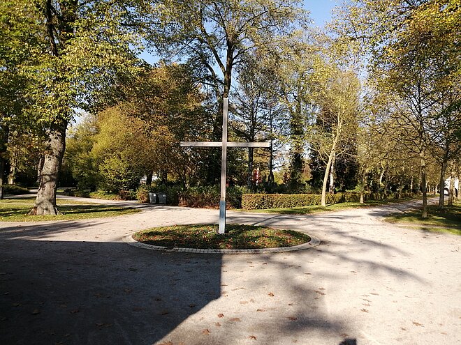 Foto: Weg auf dem Ostfriedhof