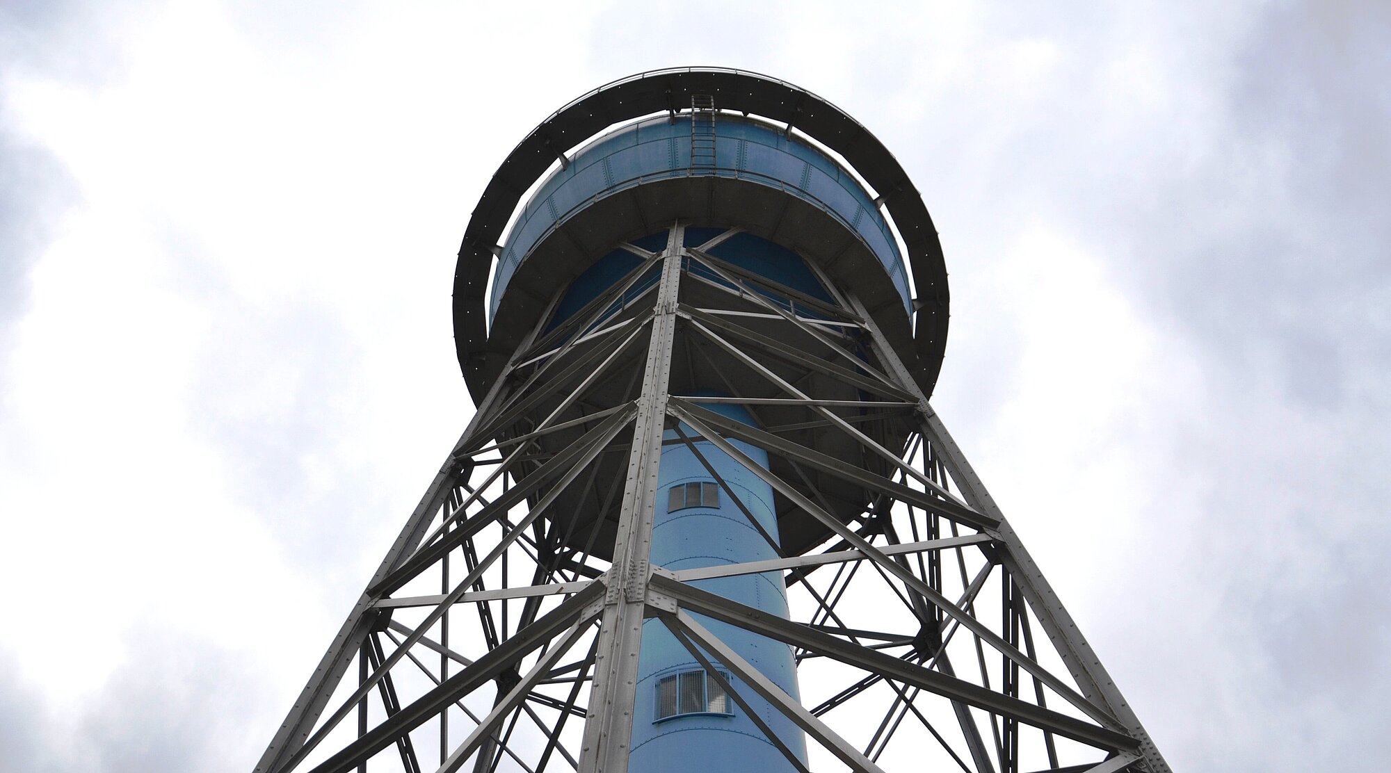 Foto: Blauer Wasserturm mit Blick von unten