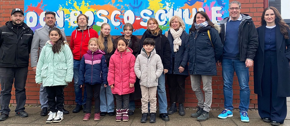 Glückliche Gesichter bei der Einweihung des neuen Schildes