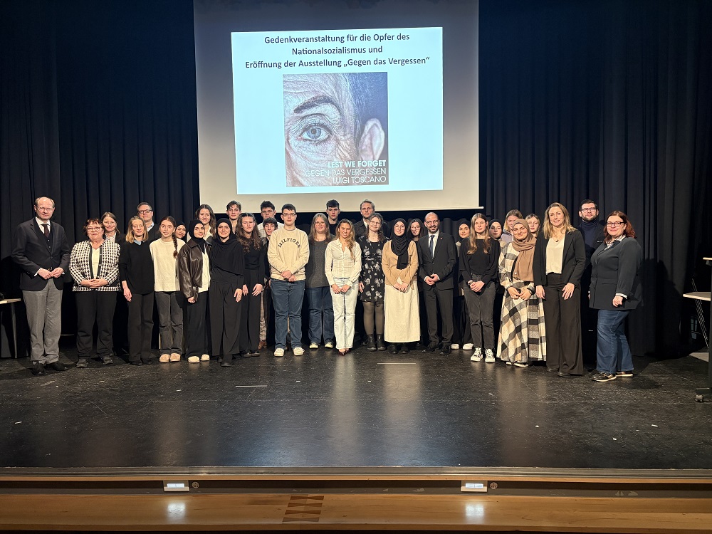Foto: Gedenkveranstaltung und Ausstellungseröffnung „Gegen das Vergessen“ in der Aula des Städt. Gymnasiums