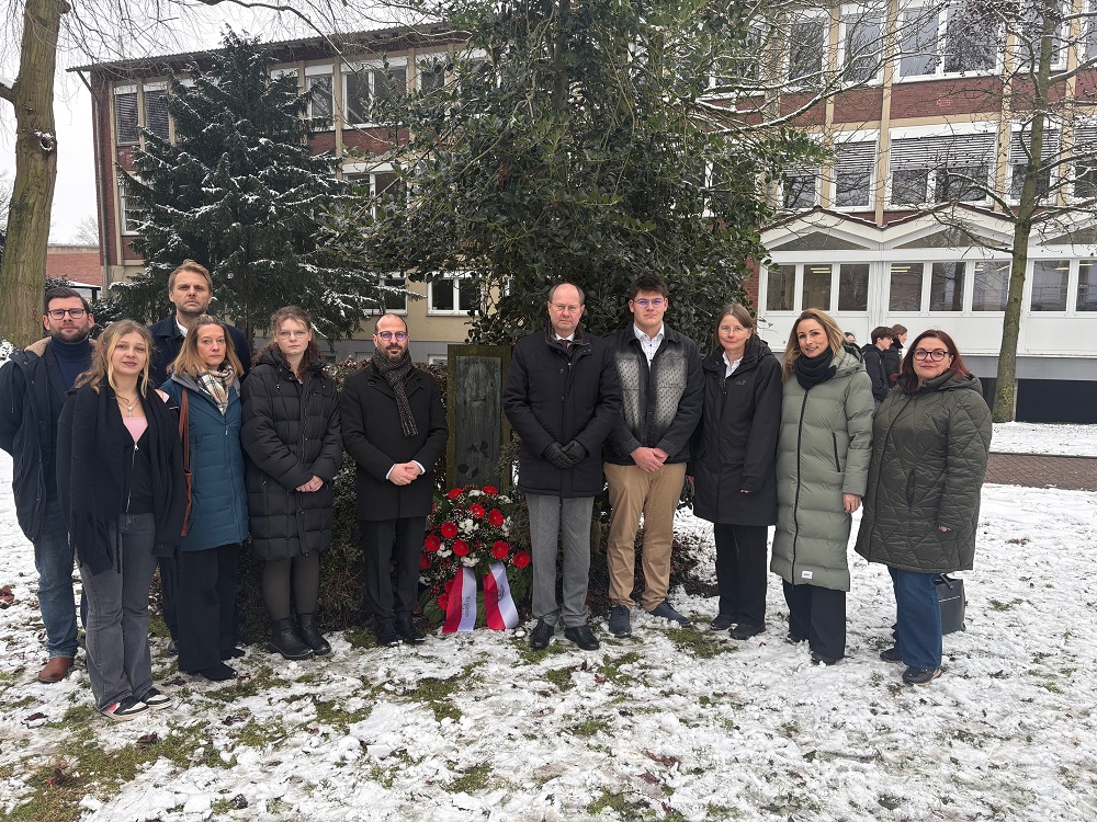 Foto: Mit einer Kranzniederlegung vor dem Denkmal am Städt. Gymnasium wurde der Opfer des Holocaust gedacht.