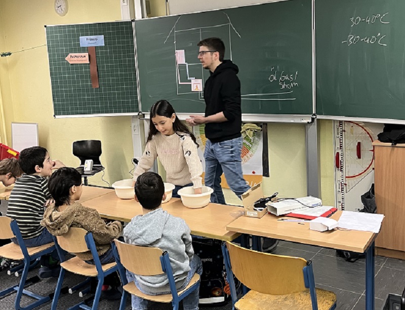 Verblüffend, wie sich Wärme unterschiedlich anfühlen kann. Die Schülerinnen und Schüler an der Albert-Schweitzer-Grundschule machten dazu jetzt spannende Experimente.