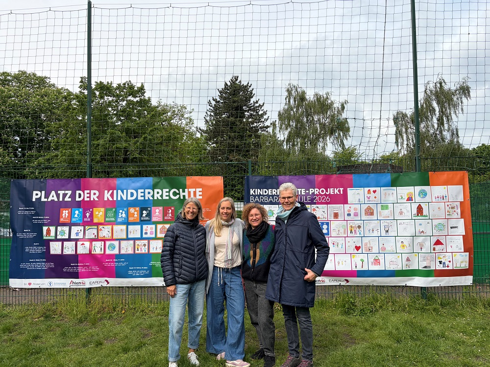 Die Stadtschulpflegschaft Ahlen und das Kinderrechtebüro des Kinderschutzbundes Warendorf überreichten der Schule zwei Banner.