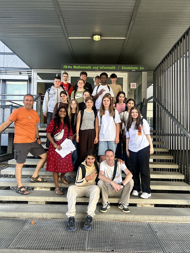 Foto: Gruppenbild auf einer Treppe