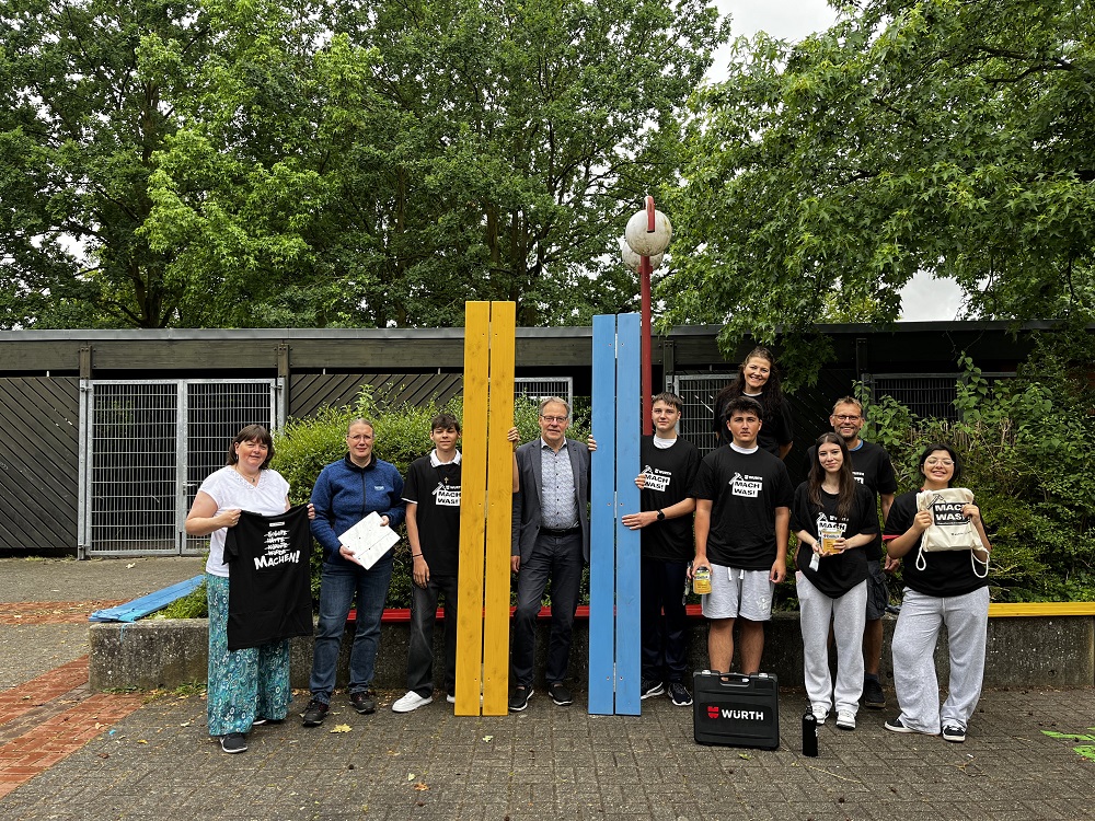 Ein Erfolg für alle: Die neuen Bänke verschönern den Schulhof und bieten gemütliche Sitzmöglichkeiten.