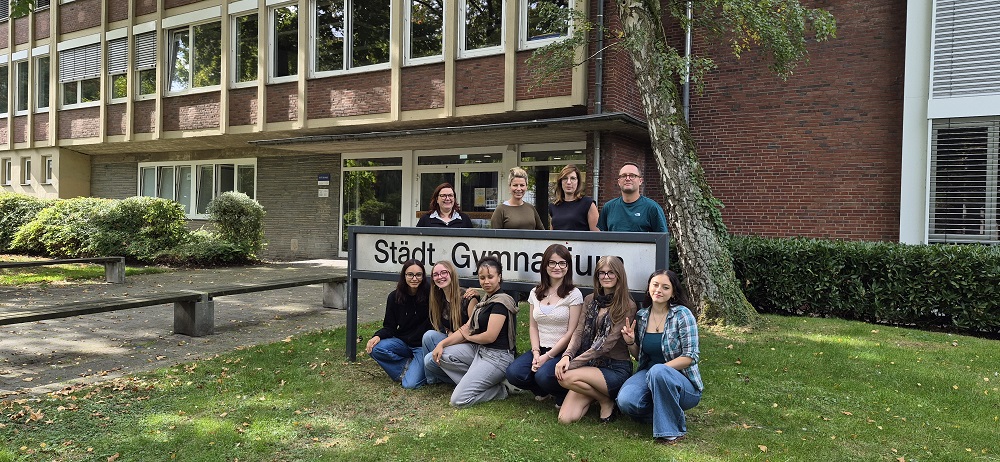 Schulleiterin Petra Weides mit Erasmus+-Koordinatoren Carla Merschhaus, Mathilde Dumoulin und Romain Desfossez (obere Reihe v.l.) und französischen Gastschülerinnen