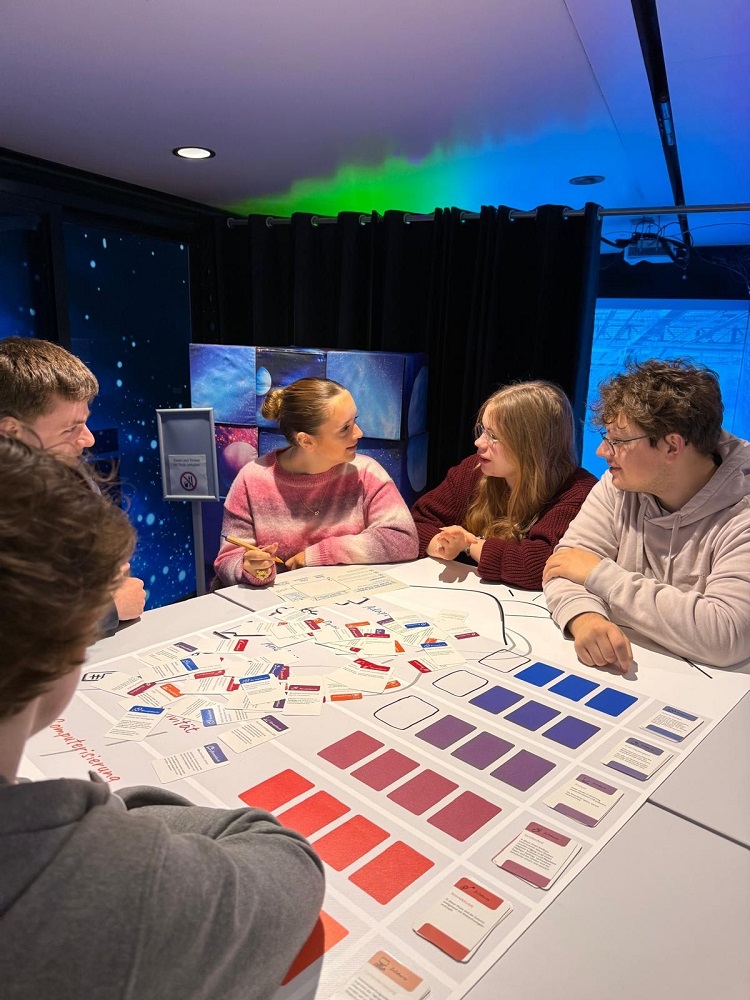 Spielerisch-experimentell erfuhren die Schülerinnen und Schüler ganz praktisch mehr über Anwendungen digitaler Technologien.