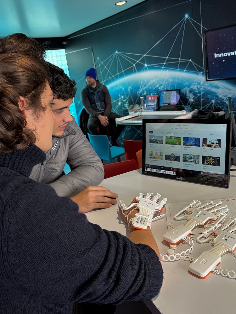 Spielerisch-experimentell erfuhren die Schülerinnen und Schüler ganz praktisch mehr über Anwendungen digitaler Technologien.