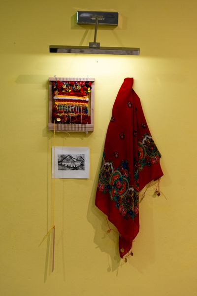 Foto: Ausststellungsstücke hängen an einer Wand