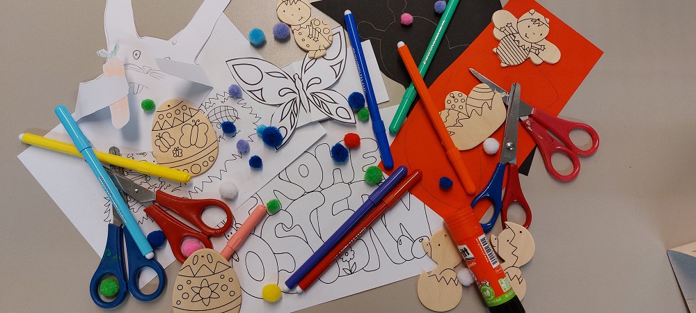 Foto: Scheren, Stiften und Papier mit Ostermotiven liegen auf einem Tisch