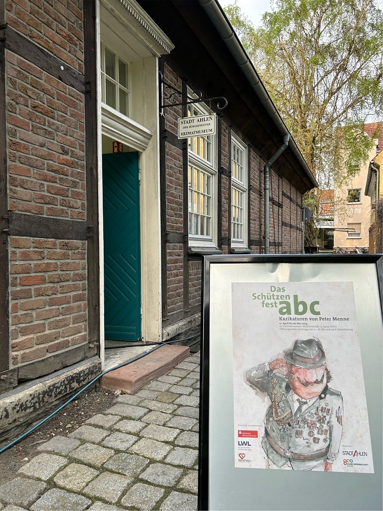 Foto: Eingang Heimatmuseum mit Aufsteller für die Ausstellung