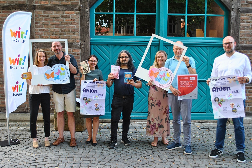 (v.l.) Stephanie Kosbab (Erste Beigeordnete), Heiner Remmert (West. Literaturbüro), Kristina Wotschel (Kulturbüro), Grigorij Getahun (Stadtbücherei), Caroline Kirchner (Kulturbüro), Andreas Blechmann (Kath. Kirchengemeinde), Frank Schlösser (VHS)