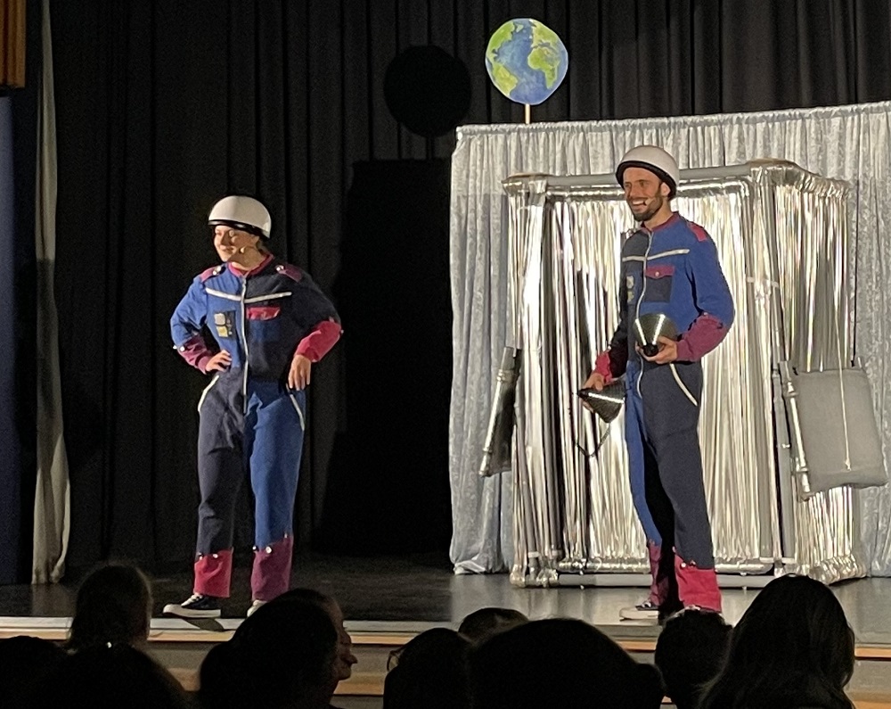 Kathi Laukemper und Joscha Gingold begeisterten als Außerirdische „Schnick und Schnack“ ihr Publikum und zeigten eindrucksvoll, dass gelungenes Theater keine große Bühne oder viele Requisiten benötigt.