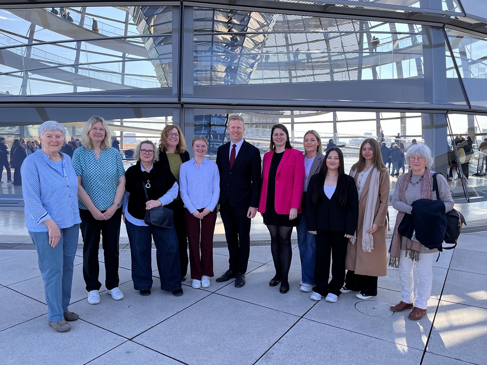 Die Ahlener VHS-Delegation zu Besuch bei Henning Rehbaum in Berlin.