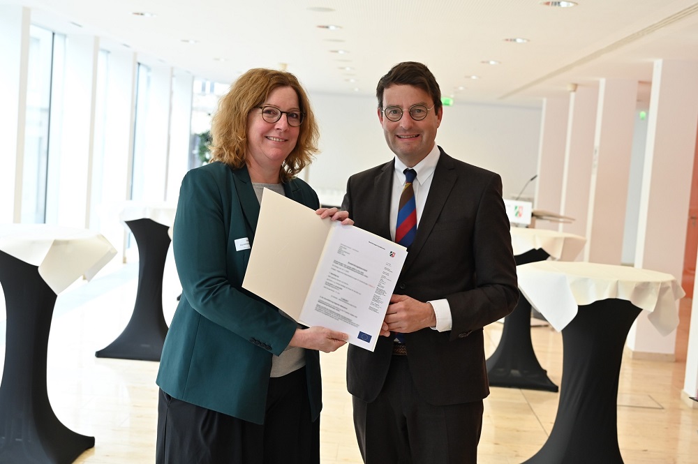 Nadine Köttendorf (VHS Ahlen) und Regierungspräsident Andreas Bothe