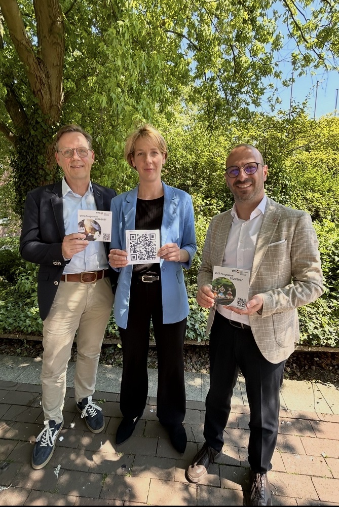 Zwei Bürgermeister und eine Bürgermeisterin empfehlen, sich das VHS-Programm genauer anzuschauen: (v.l.) Markus Wiefel (Drensteinfurt), Katrin Reuscher (Sendenhorst), Matthias Harman (Ahlen)