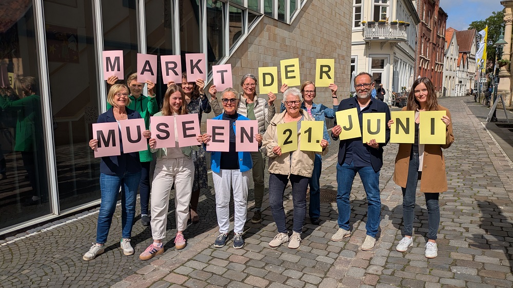 Foto: Gruppenbild mit dem Schriftzug "Markt der Museen"