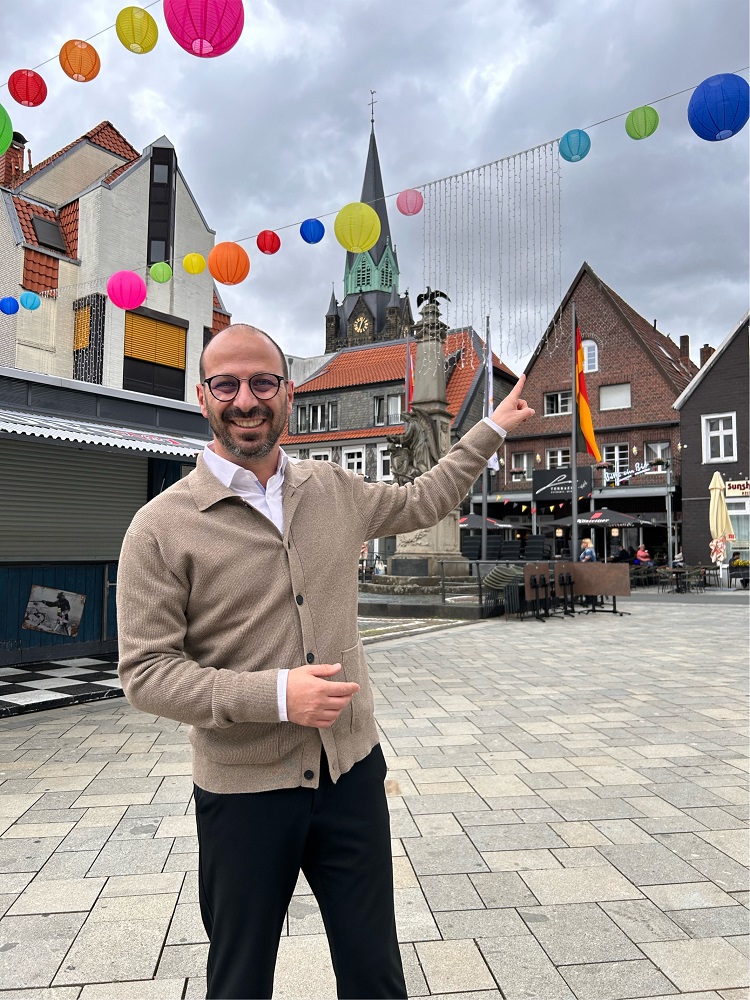 Fahnen an den Masten, bunte Lampions über dem Marktplatz: Bürgermeister Matthias Harman freut sich auf die drei tollen Tage Stadtfest.