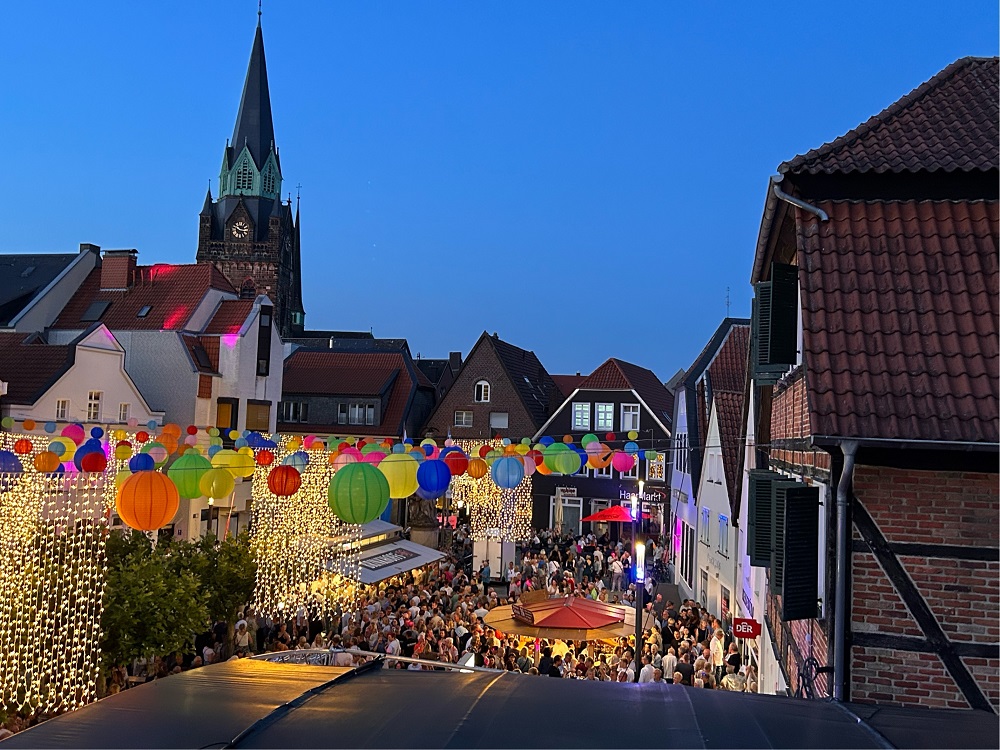 Foto: Blick auf den geschmückten Marktplatz am Abend