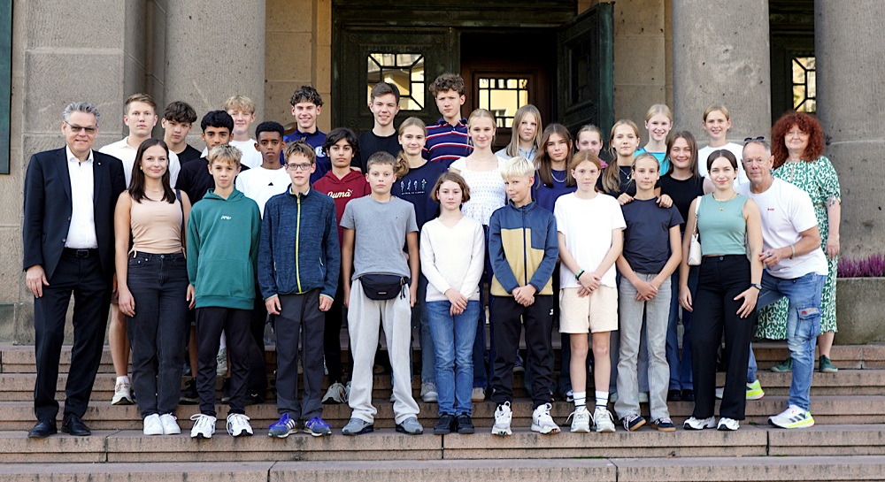 Bezirksbürgermeister Jörn Oltmann und die Städtepartnerschaftsbeauftragte Mirka Schuster begrüßten die Jugendlichen im Rathaus und führten sie durch die historischen Räume.