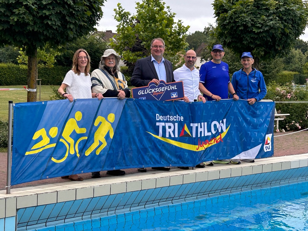 Unterstützung gaben (v.l.) Schul-u. Sportdezernentin Stephanie Kosbab, Willi Stroband, Martin Hosselmann (Volksbank Ahlen), Matthias Harman, Ralf Kläsener (Organisator ASC Ahlen u. Sportausschussvorsitzender), Martin Schnafel (Vors. ASC Ahlen).