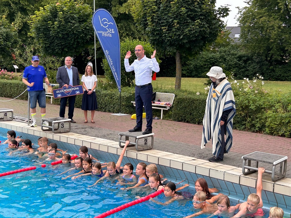 Bürgermeister Matthias Harman gab den Startschuss und feuerte die Schülerinnen und Schüler auf ihren Bahnen durchs Freibad an.