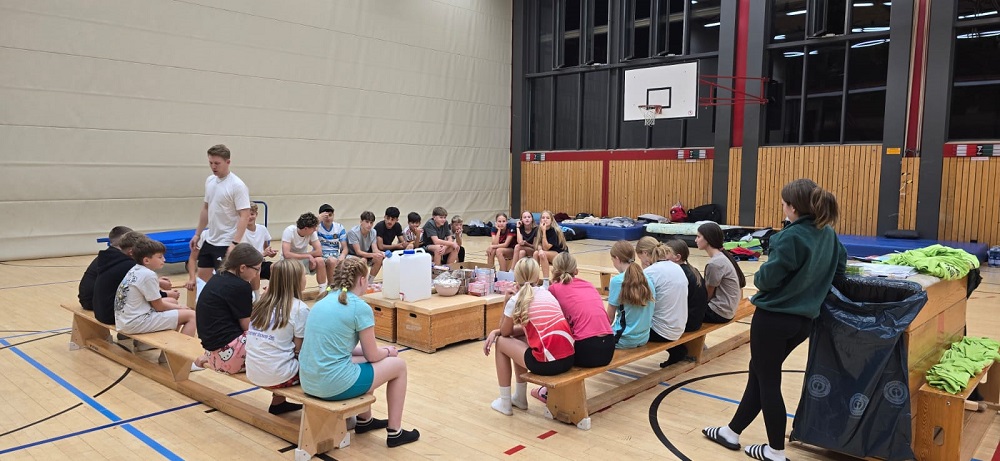 Quartier bezog das Team auf Einladung des Partnerbezirks Tempelhof-Schöneberg in einer örtlichen Sporthalle.