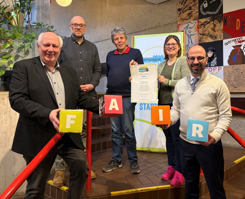 Freuen sich über die verdiente Verlängerung: (v.l.) Meinolf Thiemann, Frank Schlösser, Burkhard Engelke und Linda Sauer von der Fairtrade Steuerungsgruppe zusammen mit Bürgermeister Matthias Harman