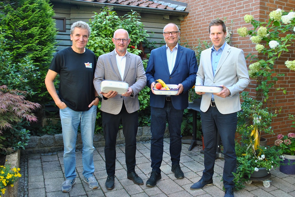 (v.l.) Carlo Pinnschmidt (WFG Stadtmarketing), Josef Ostermann (Inhaber Porzellanhaus Ostermann), Stefan Deimann (WFG Geschäftsführer) und Michael Krüger (Firma Karl Krüger)