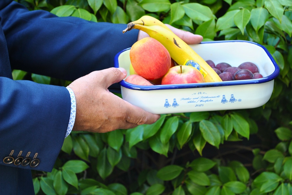 Die WFG Ahlen mbH präsentiert das 49. Ahlener Pöttken: eine robuste, stilvolle Emaille-Schale (26 x 17 cm, Höhe 6,5 cm) in limitierter Auflage von rund 1.000 Stück.