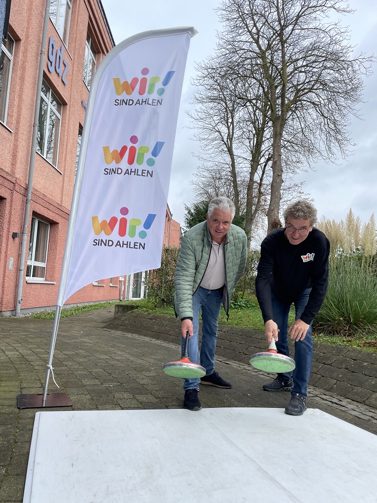 Laden auch in diesem Jahr wieder zum Eisstockschießen ein: (v.l.) Ralf Mersch (BAS) und Carlo Pinnschmidt (WFG)