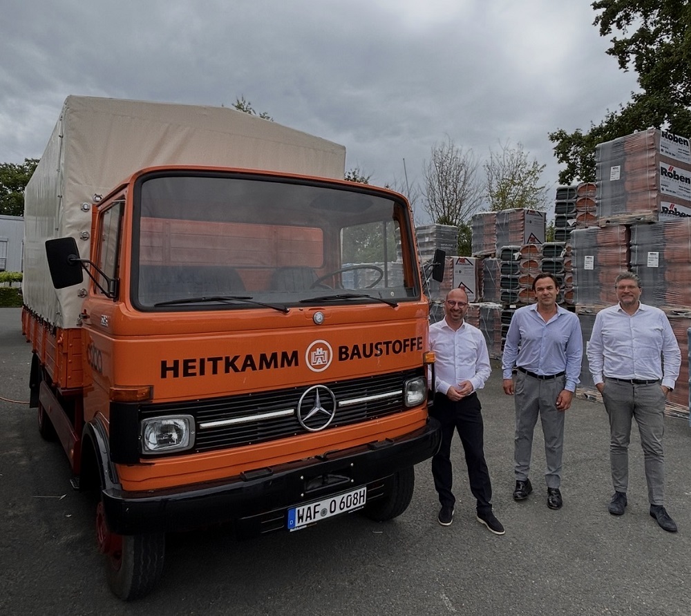 Ein modernes Unternehmen, das seine Wurzeln auch im Fuhrpark bewahrt, ist Heitkamm Dachbaustoffe im Vatheuershof. Davon überzeugten sich bei einem Besuch (v.l.) Matthias Harman, Gastgeber Gordon Heitkamm und Matthias Panick.
