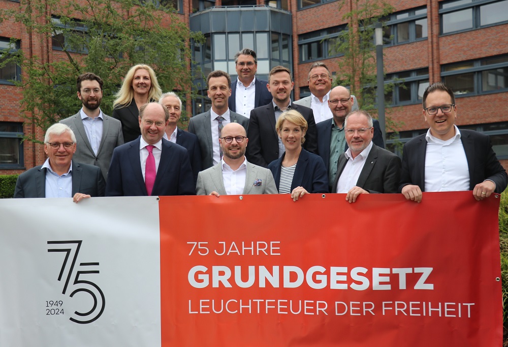 Die Bürgermeisterinnen und Bürgermeister mit einem Banner "75 Jahre Grundgesetz"