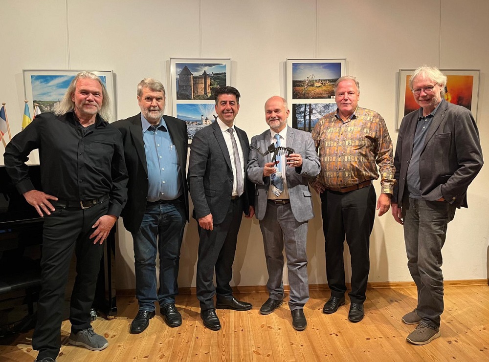 Bilder aus Khotyn und „Manni“ aus Ahlen im Teltower Bürgerhaus: Gemeinsam feierten (v.l.) Michael Preuten, Hans-Jürgen Watteroth (Vors. „Teltow ohne Grenzen), Serhat Ulusoy, Thomas Schmidt, Thomas Köpp und Christoph Wessels.