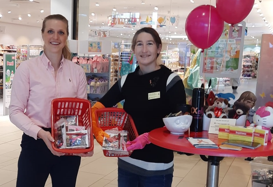 Foto: Elisa Spreemann und Sandra Könning am Stand zum Internationalen Frauentag.