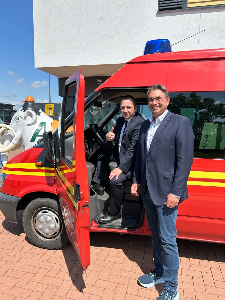 Foto: Übergabe Feuerwehrfahrzeug - Bürgermeister