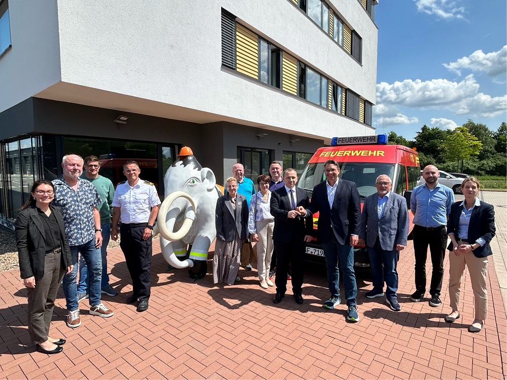 Foto: Spende Feuerwehrfahrzeug - Gruppenbild