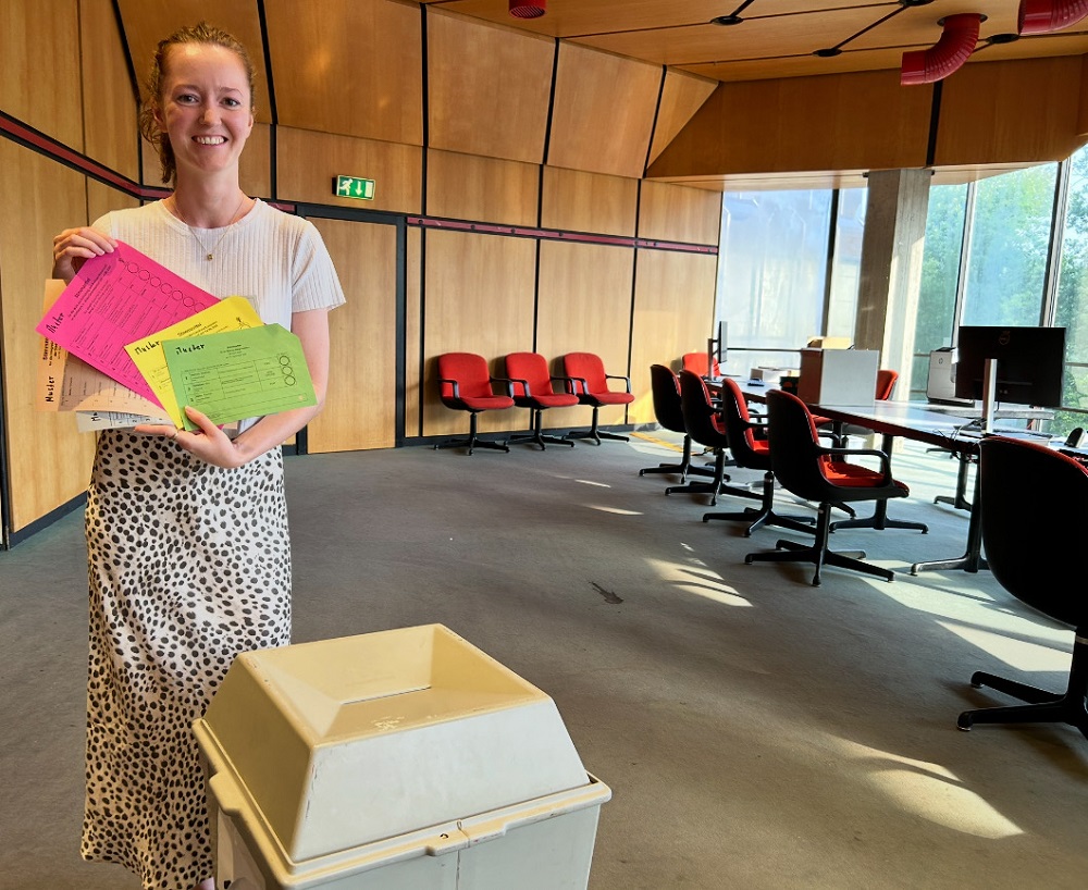 Im Wahlbüro in Saal II des Rathauses ist alles für den erwarteten Ansturm der Wählerinnen und Wähler vorbereitet. Wahlorganisatorin Mirjam Klotz präsentiert einen bunten Fächer an Stimmzetteln.