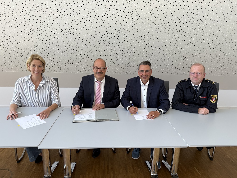 Die Vereinbarung unterzeichnete Bürgermeisterin Katrin Reuscher (Sendenhorst) mit ihren Amtskollegen (v.l.) Carsten Grawunder (Drensteinfurt) und Dr. Alexander Berger (Ahlen). Rechts Michael Witkenkamp, stellv. Feuerwehrchef Ahlen.