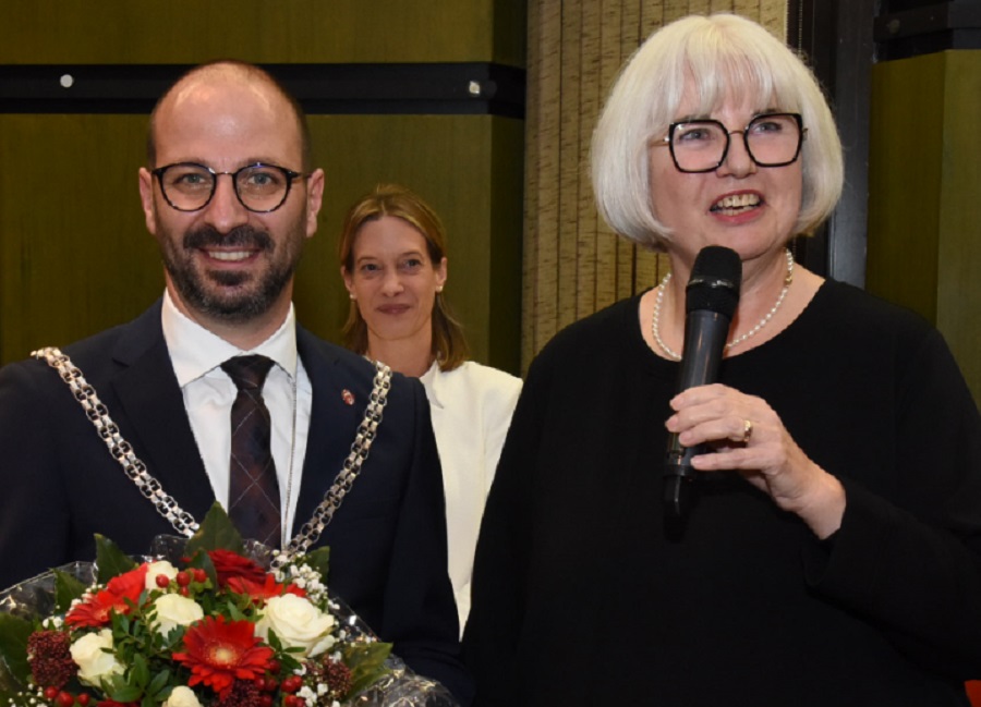 Als das dem Rat am längsten ununterbrochen angehörende Mitglied nahm Gabriele Duhme dem neuen Bürgermeister den Amtseid ab.
