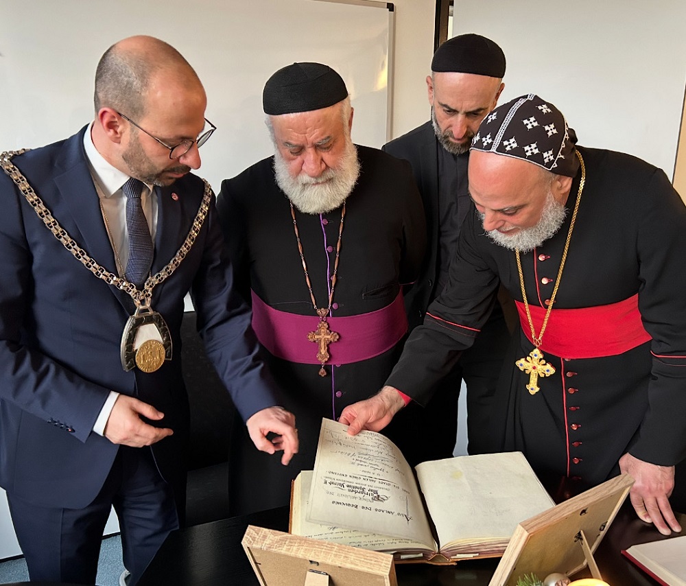 Beim Blättern im Gästebuch stieß der Erzbischof auf einen Eintrag seines Vorgängers aus dem Jahr 1980.