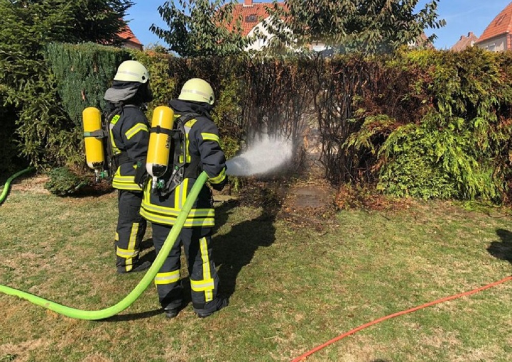 Ein Funken reicht zurzeit, um Hecken oder Wiesen in Brand zu setzen. Grillen und Lagerfeuer sind jetzt verboten.