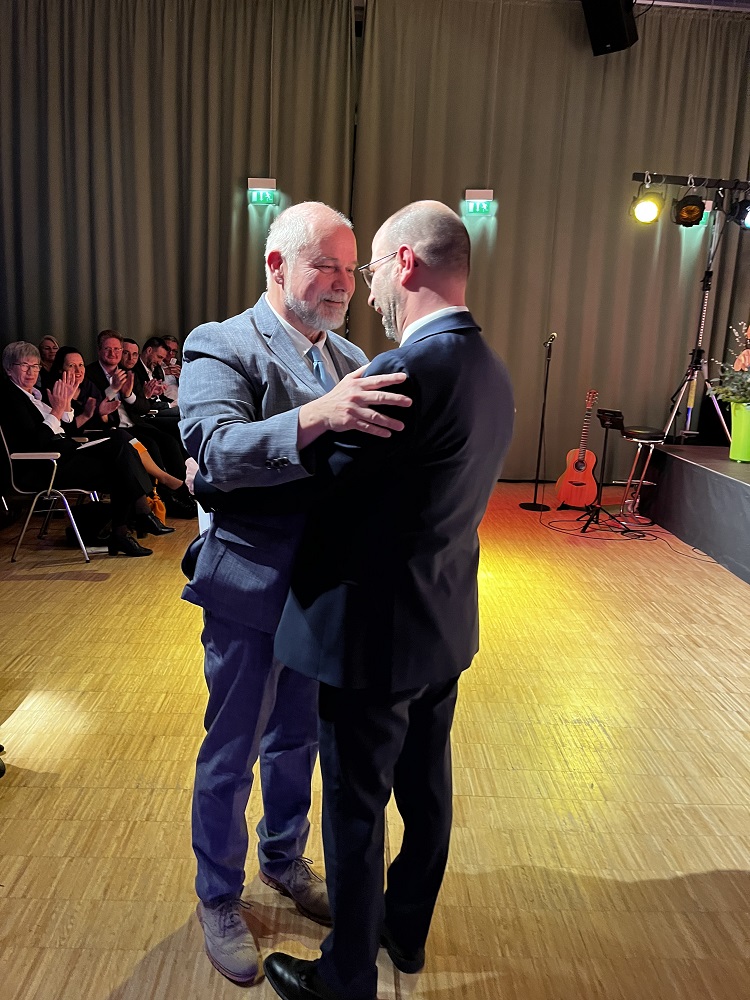 Thomas Schmidt dankt Matthias Harman für seinen Redebeitrag, stellvertretend für alle Partnerstädte der Stadt Teltow