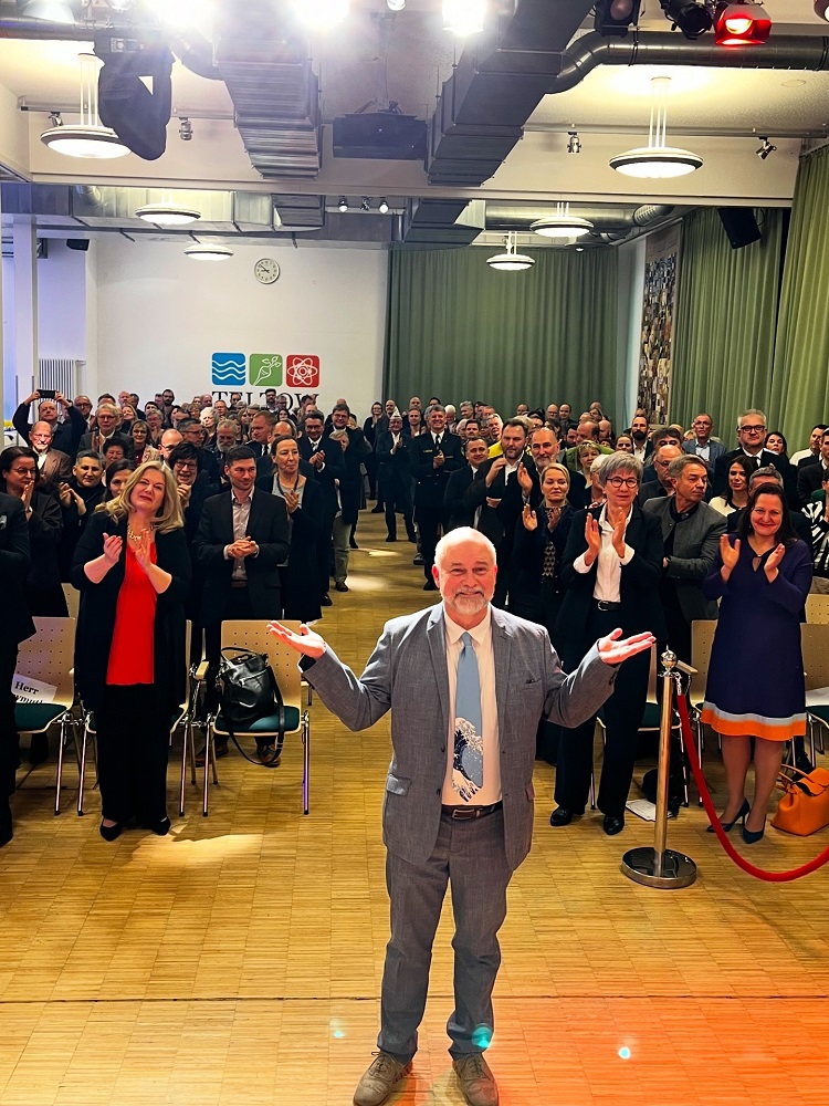 Mit stehenden Ovationen verabschiedeten die Gäste Thomas Schmidt in den Ruhestand