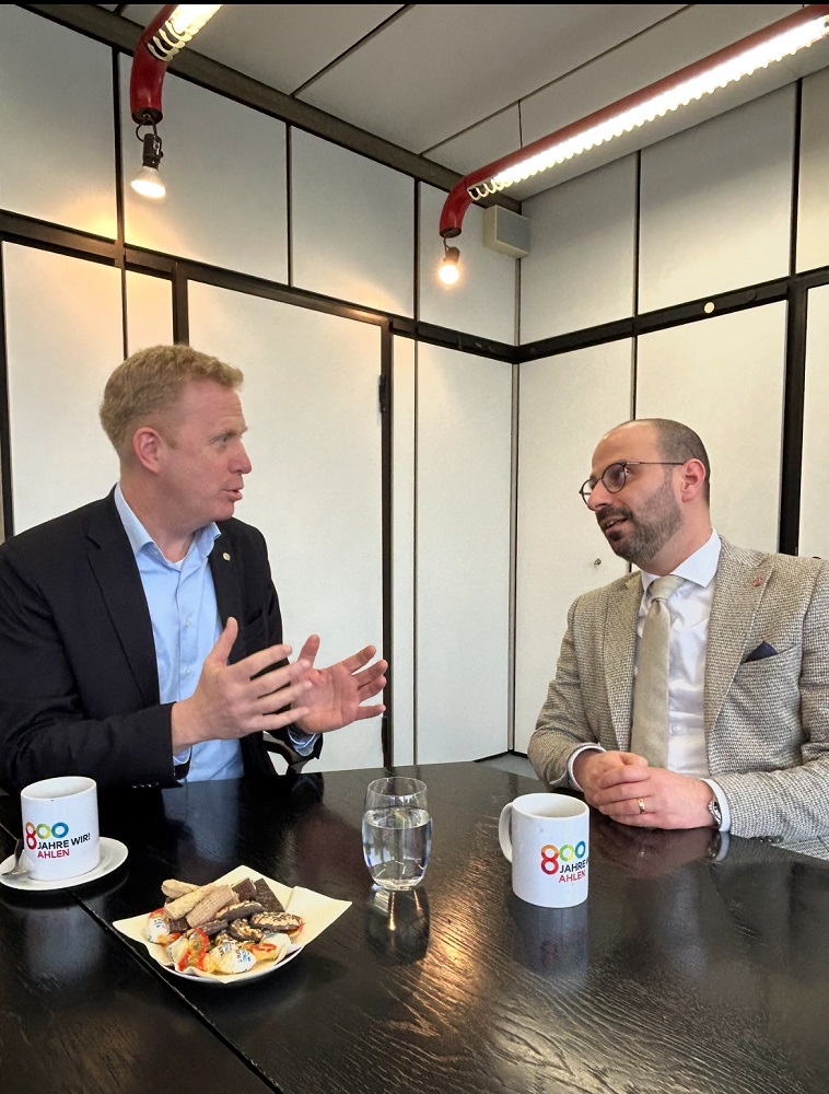 Über lokale und bundespolitische Themen tauschten sich Henning Rehbaum (l.) und Matthias Harman aus.
