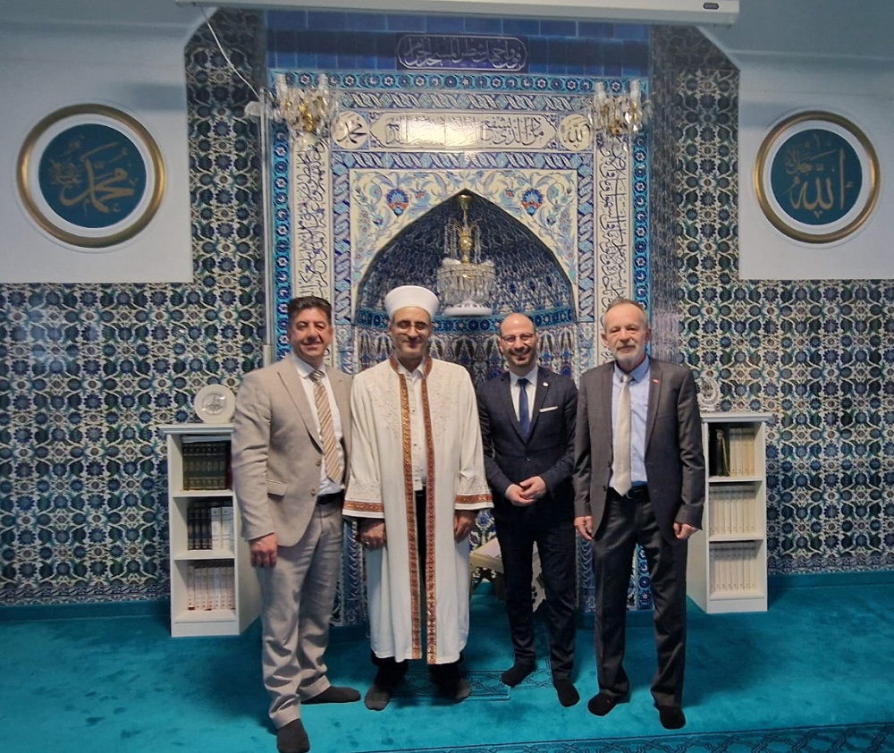 Bürgermeister Matthias Harman (3. v. l.) und sein Stellvertreter Serhat Ulusoy überbrachten Imam Hüseyin Seyhan sowie dem Vorsitzenden Ali Koca die Grüße der Stadt Ahlen.