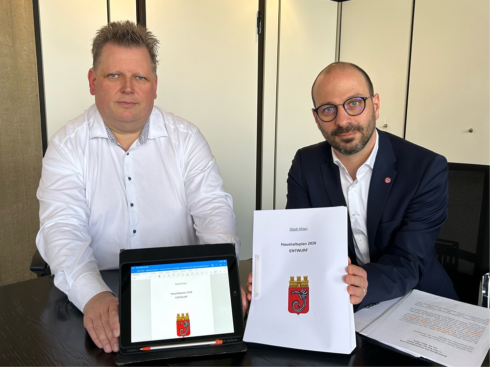 Eine finanziell angespannte Situation skizzieren Bürgermeister Matthias Harman und Stadtkämmerer Dirk Schlebes bei Vorstellung des Haushaltsentwurfs 2026.