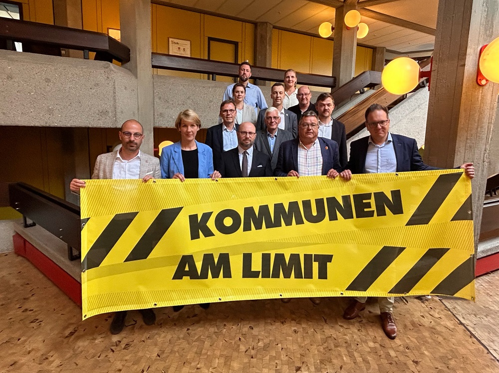 Die Bürgermeisterinnen und Bürgermeister im Kreis Warendorf setzen ein gemeinsames Zeichen gegen die zunehmende Finanzierungslücke, verursacht von Bund und Land.